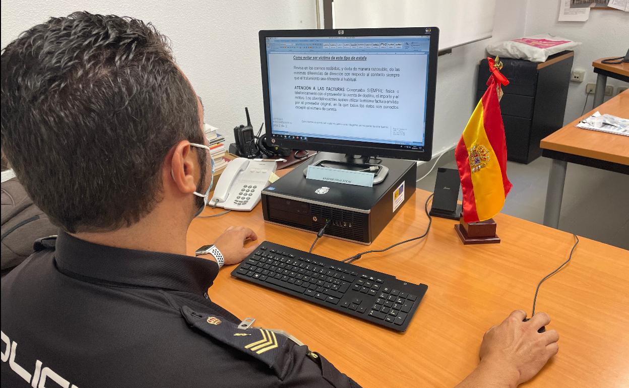 Un agente de la Policía Nacional trabaja en un ordenador. 