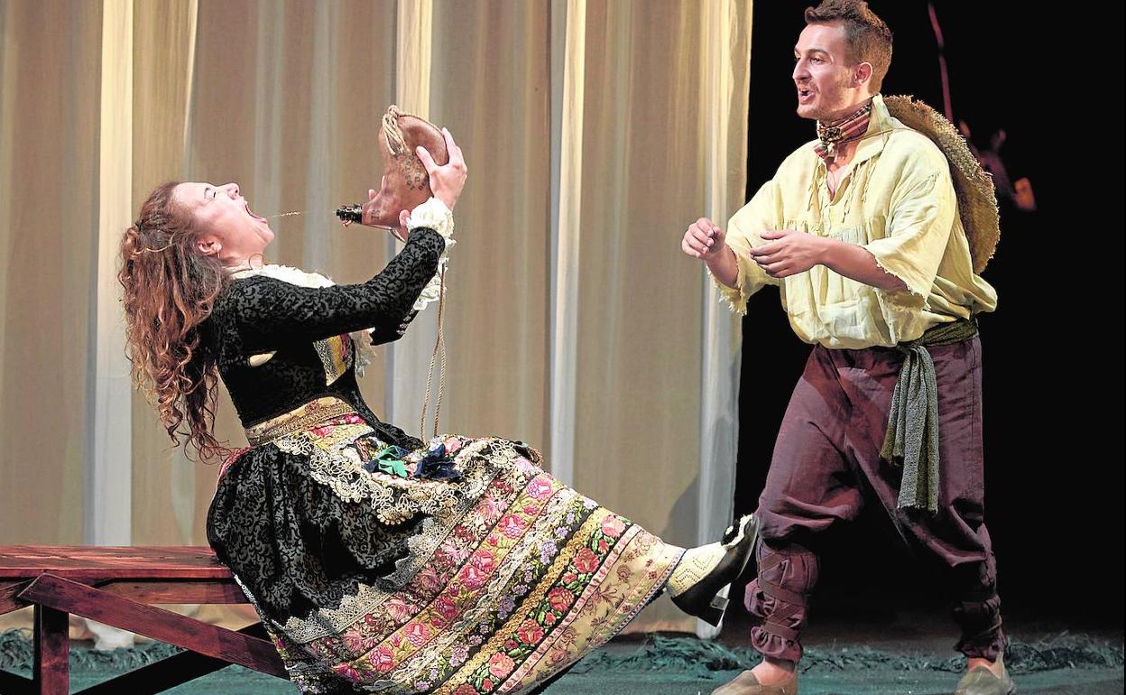 Dos actores de la obra 'Peribáñez', que representarán el montaje el viernes en el Auditorio Parque Almansa de San Javier.