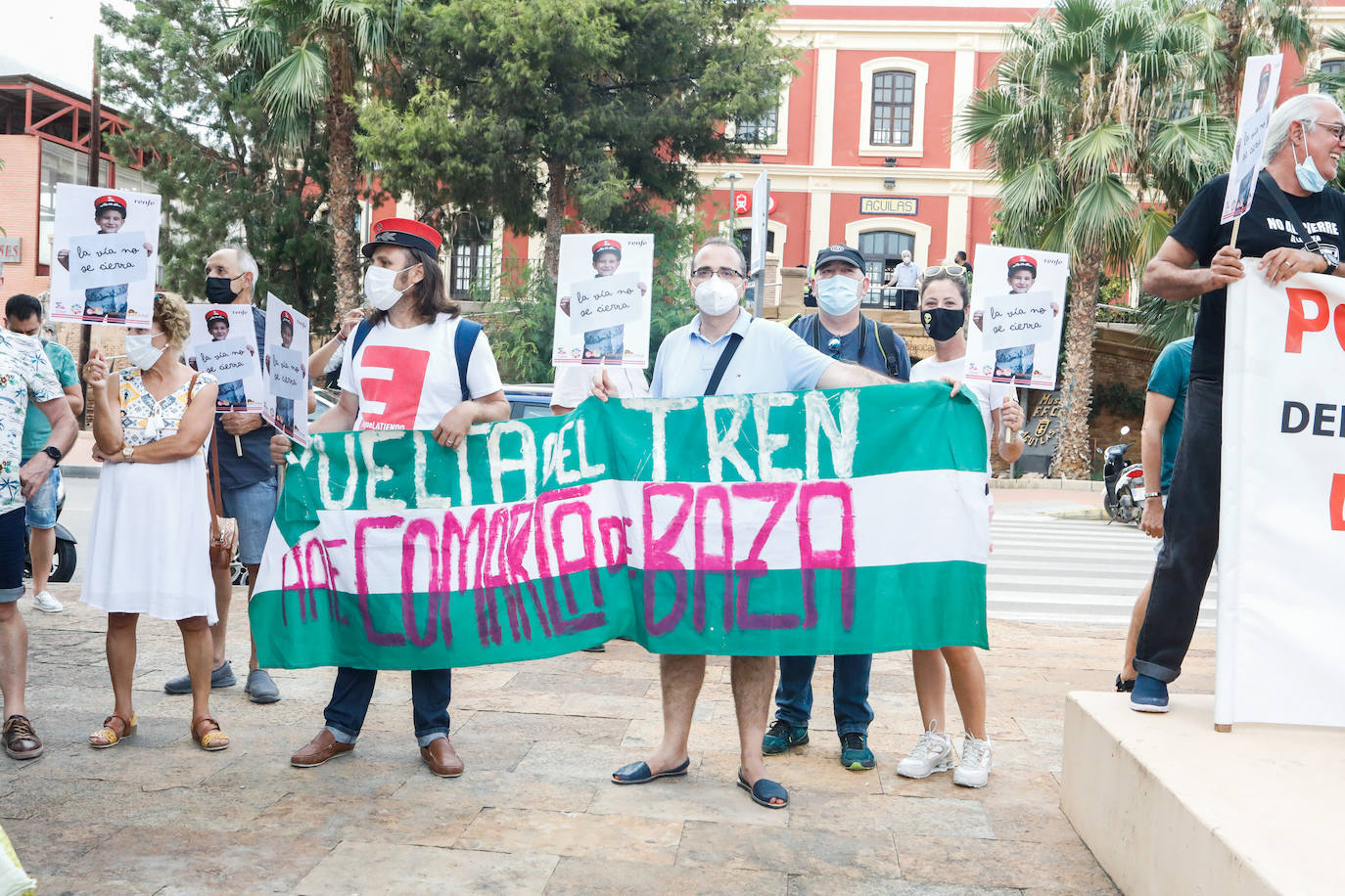 Fotos: Protesta en Águilas por el cierre de la línea de Cercanías