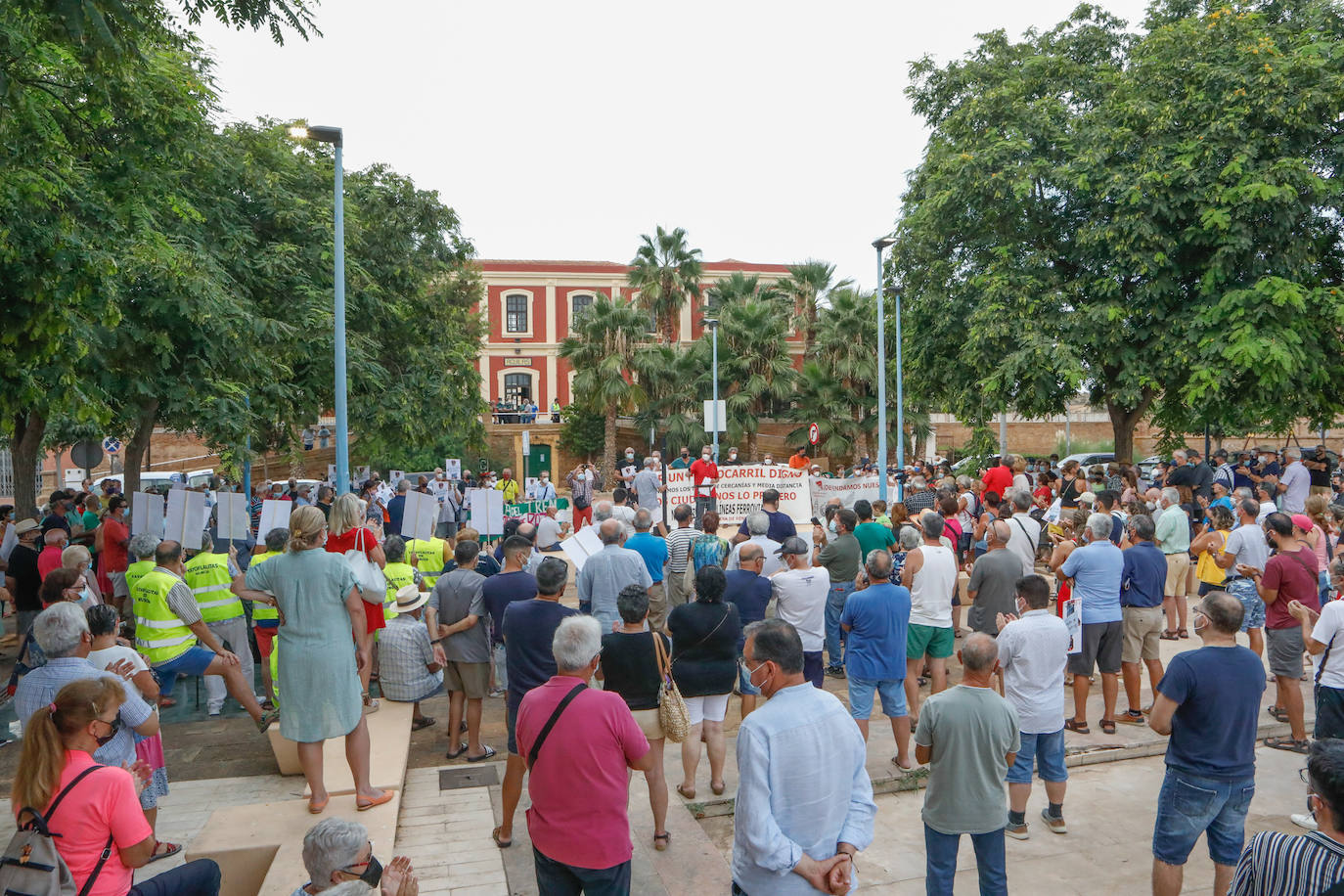 Fotos: Protesta en Águilas por el cierre de la línea de Cercanías