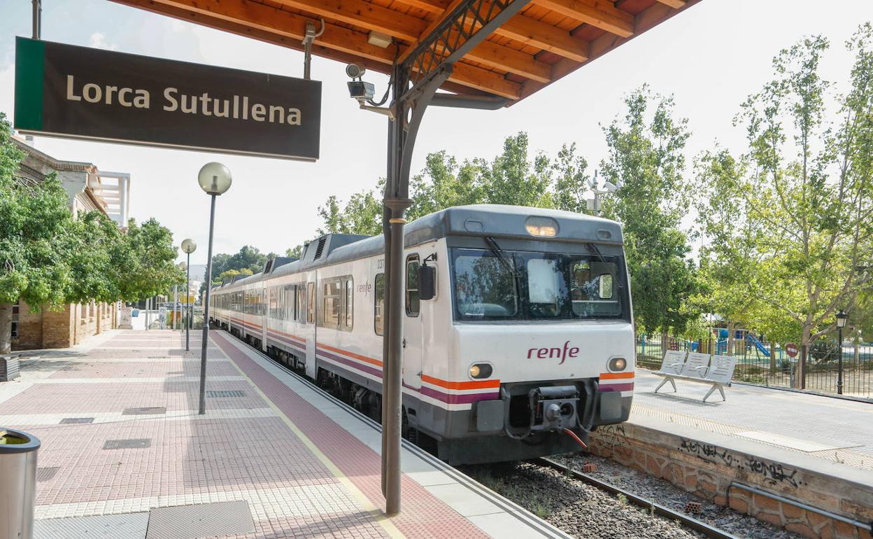 Un cercanías en la estación de Sutullena, en Lorca.