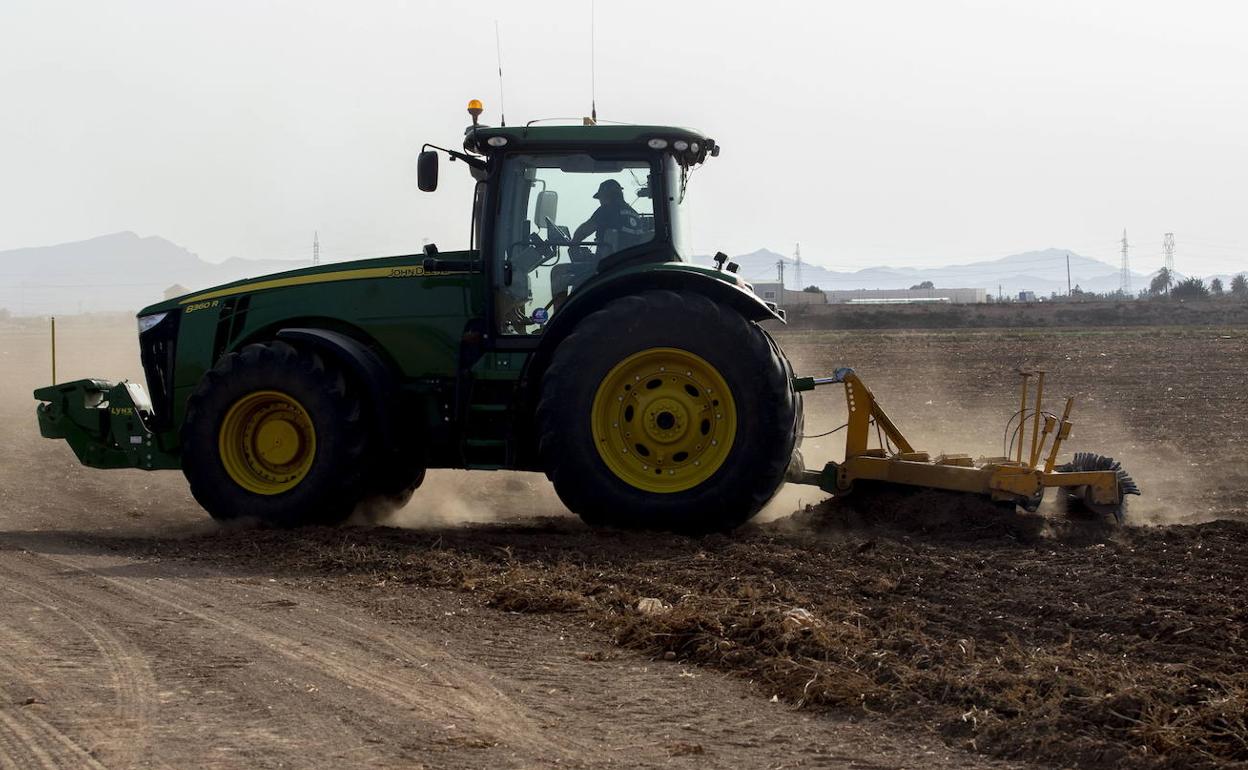 Un agricultor labrando en el campo, en una imagen de archivo.