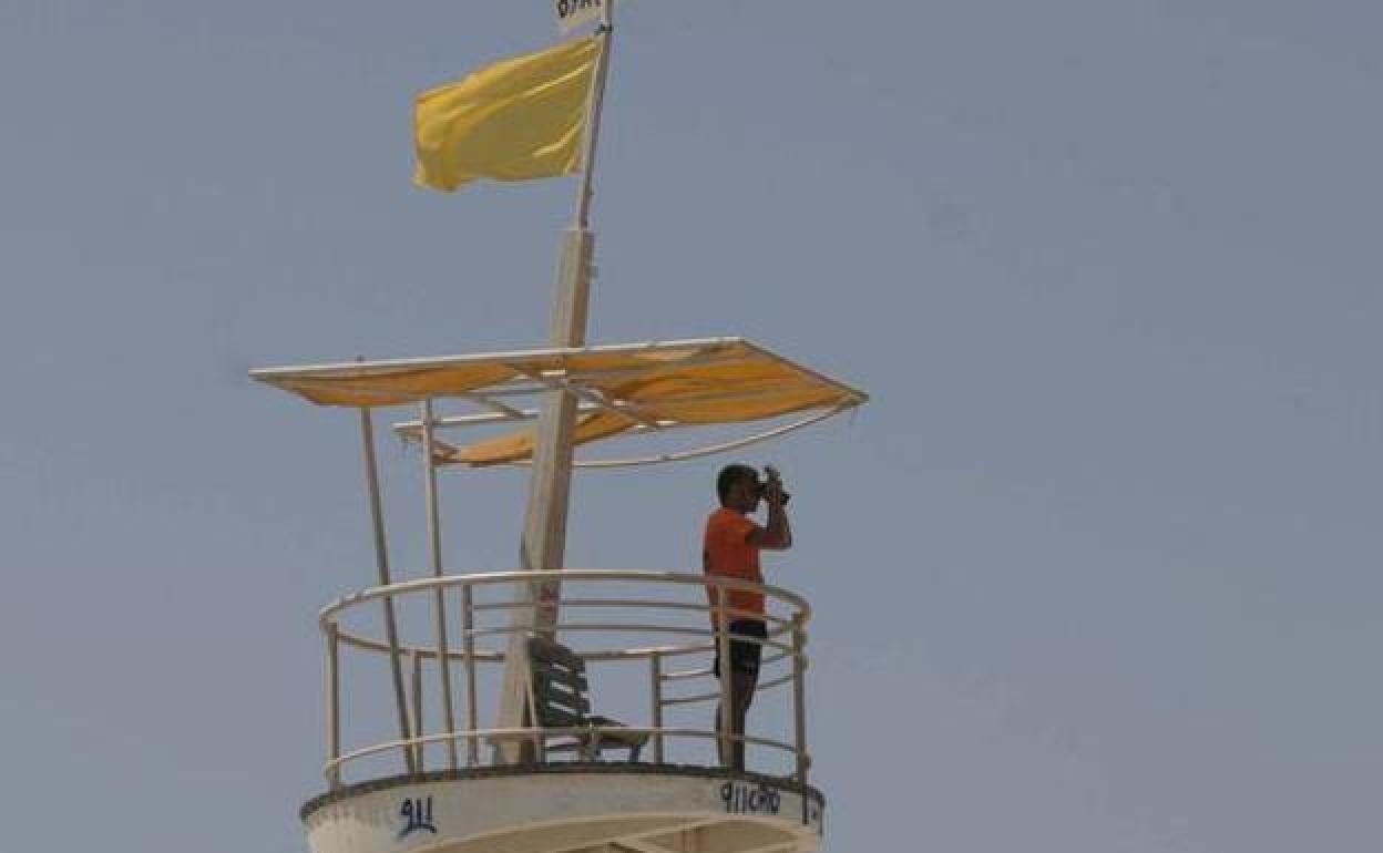 Bandera amarilla en una playa de La Manga, en una imagen de archivo.