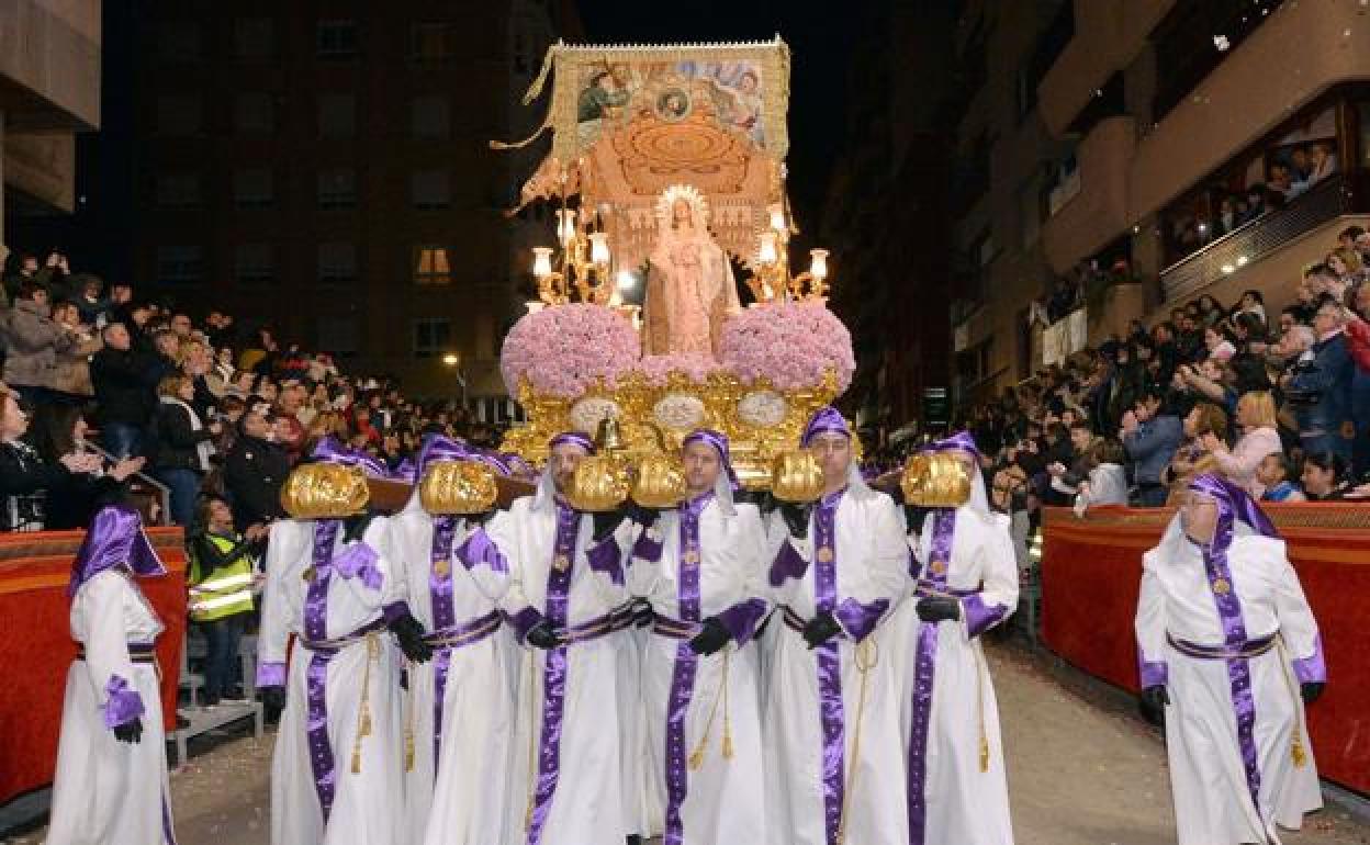 La Virgen de la Amargura, titular del Paso Blanco, por la carrera de Juan Carlos I. 