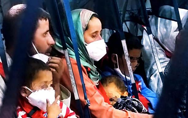 Imagen principal - El segundo vuelo con 110 evacuados de Kabul aterriza en Madrid