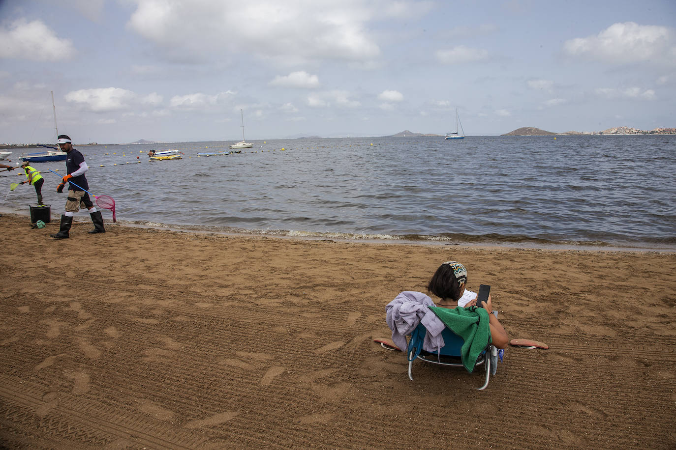 Fotos: Cierran de nuevo las playas cartageneras de La Manga por la aparición de más peces muertos por sexto día en el Mar Menor
