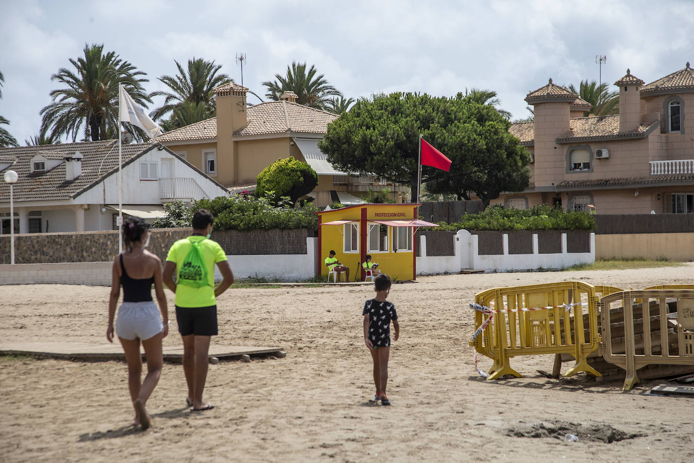 Fotos: Cierran de nuevo las playas cartageneras de La Manga por la aparición de más peces muertos por sexto día en el Mar Menor