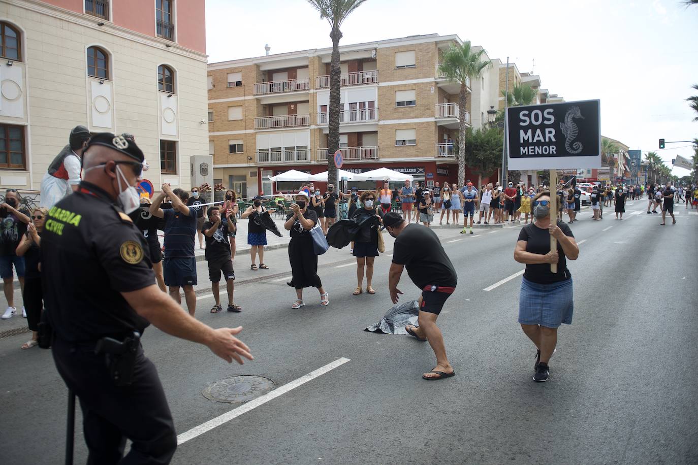 Fotos: Colectivos vecinales y ecologistas protestan en defensa del Mar Menor al paso de La Vuelta