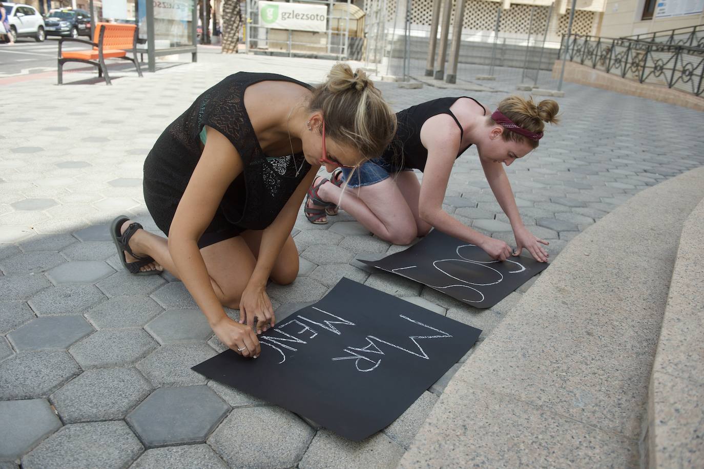Fotos: Colectivos vecinales y ecologistas protestan en defensa del Mar Menor al paso de La Vuelta