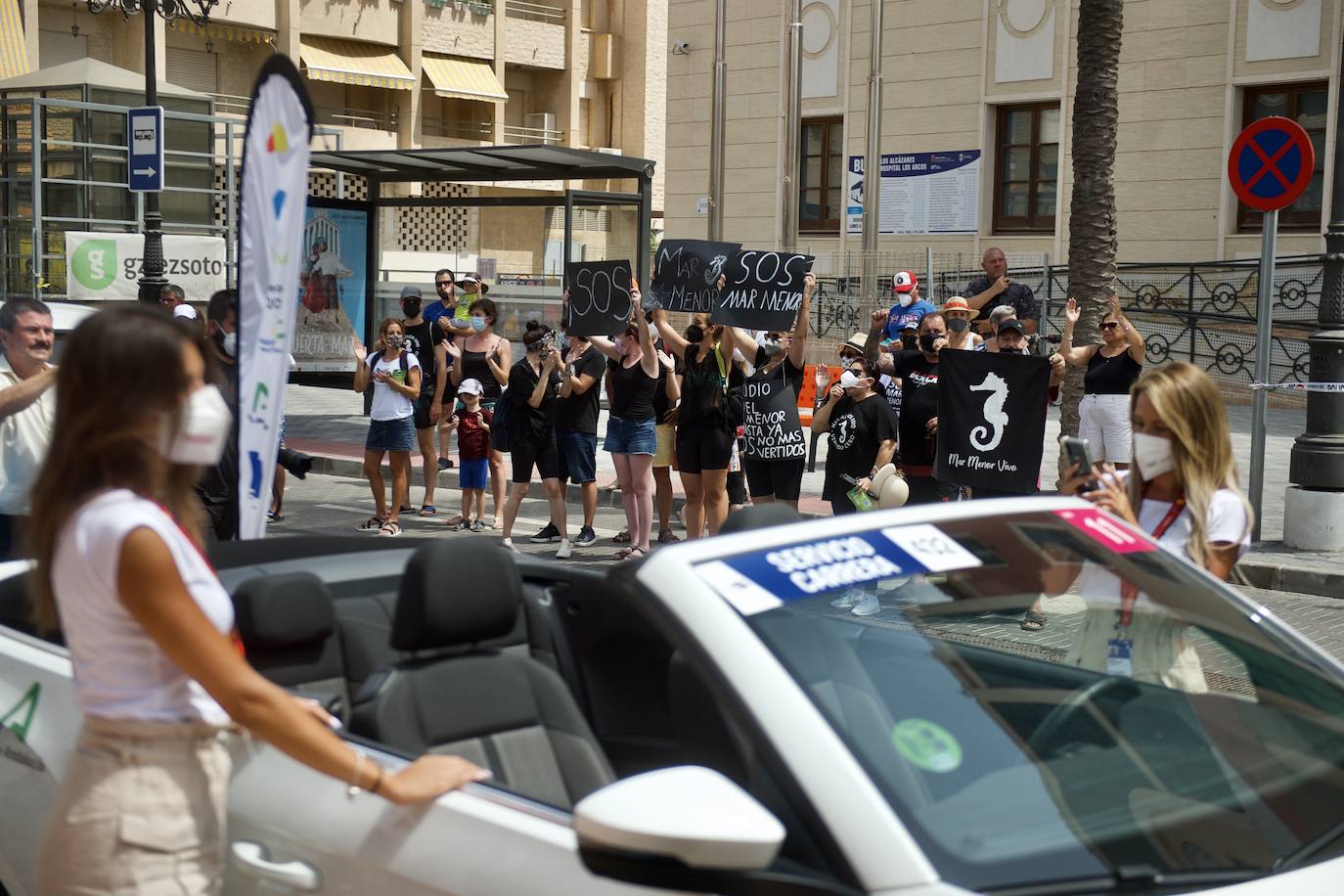 Fotos: Colectivos vecinales y ecologistas protestan en defensa del Mar Menor al paso de La Vuelta