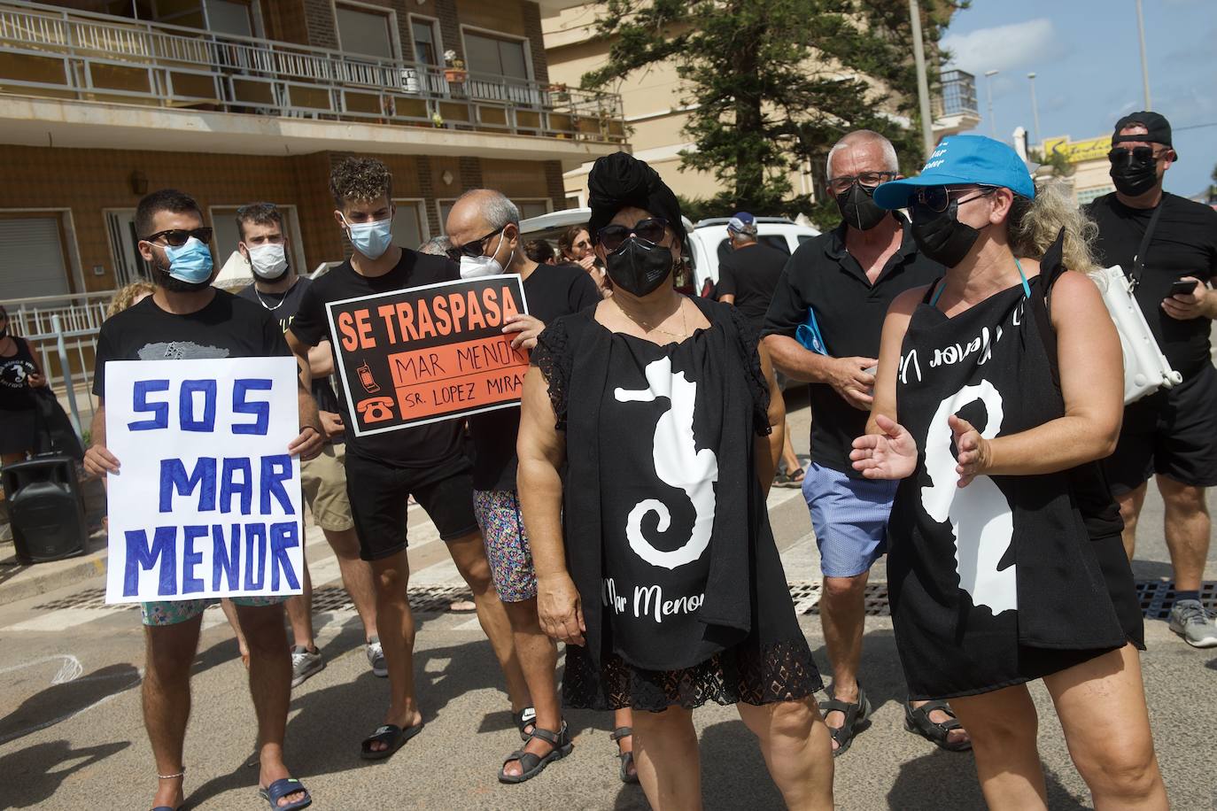 Fotos: Colectivos vecinales y ecologistas protestan en defensa del Mar Menor al paso de La Vuelta