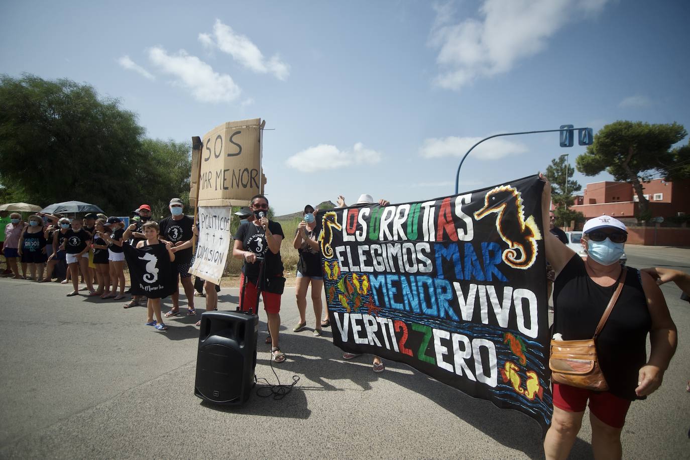 Fotos: Colectivos vecinales y ecologistas protestan en defensa del Mar Menor al paso de La Vuelta