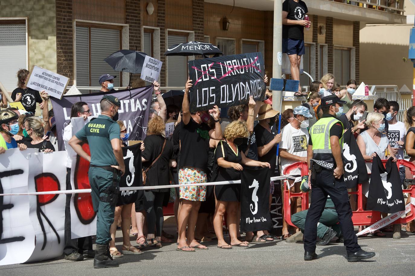 Fotos: Colectivos vecinales y ecologistas protestan en defensa del Mar Menor al paso de La Vuelta