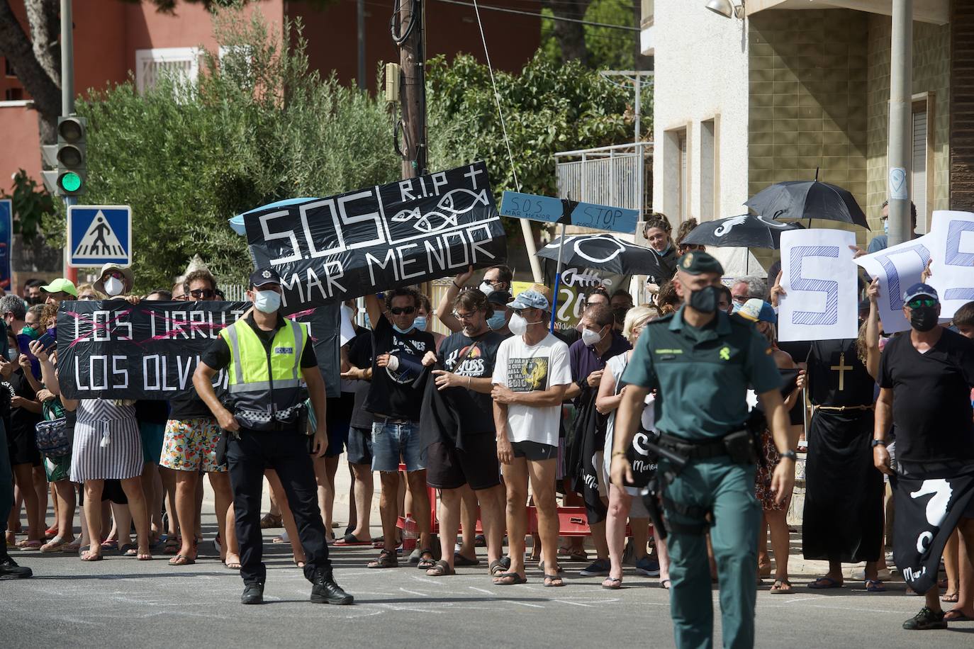 Fotos: Colectivos vecinales y ecologistas protestan en defensa del Mar Menor al paso de La Vuelta