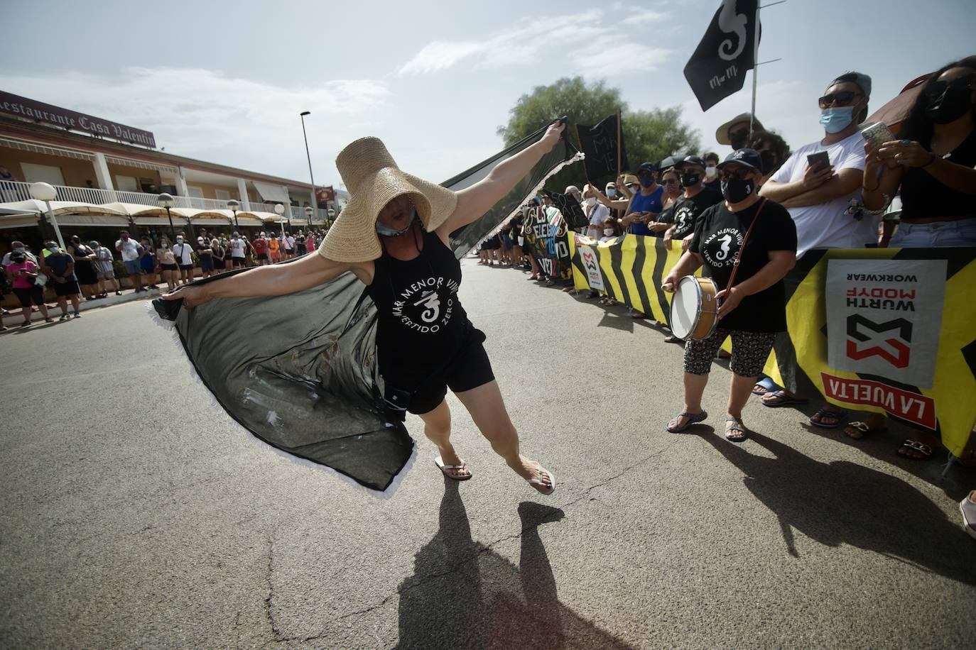Fotos: Colectivos vecinales y ecologistas protestan en defensa del Mar Menor al paso de La Vuelta