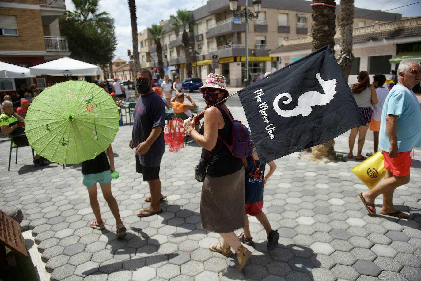 Fotos: Colectivos vecinales y ecologistas protestan en defensa del Mar Menor al paso de La Vuelta