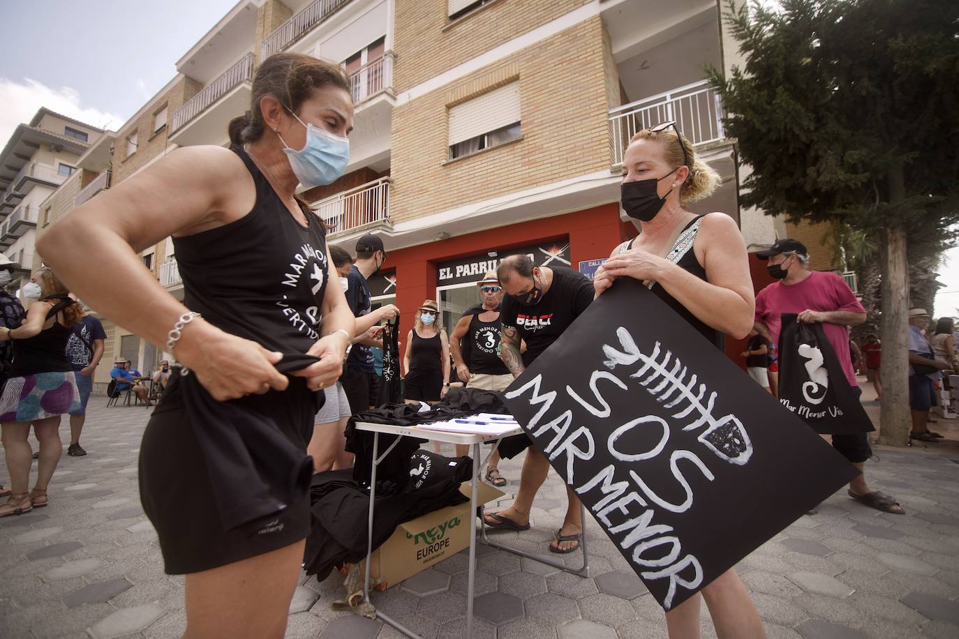 Fotos: Colectivos vecinales y ecologistas protestan en defensa del Mar Menor al paso de La Vuelta
