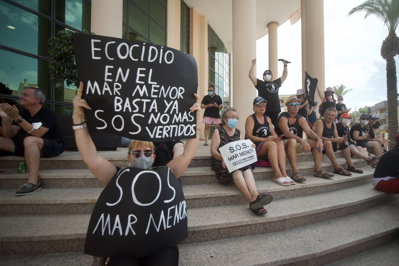Fotos: Colectivos vecinales y ecologistas protestan en defensa del Mar Menor al paso de La Vuelta