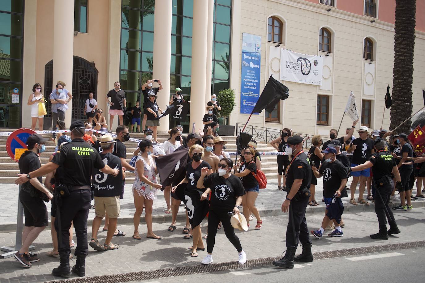 Fotos: Colectivos vecinales y ecologistas protestan en defensa del Mar Menor al paso de La Vuelta