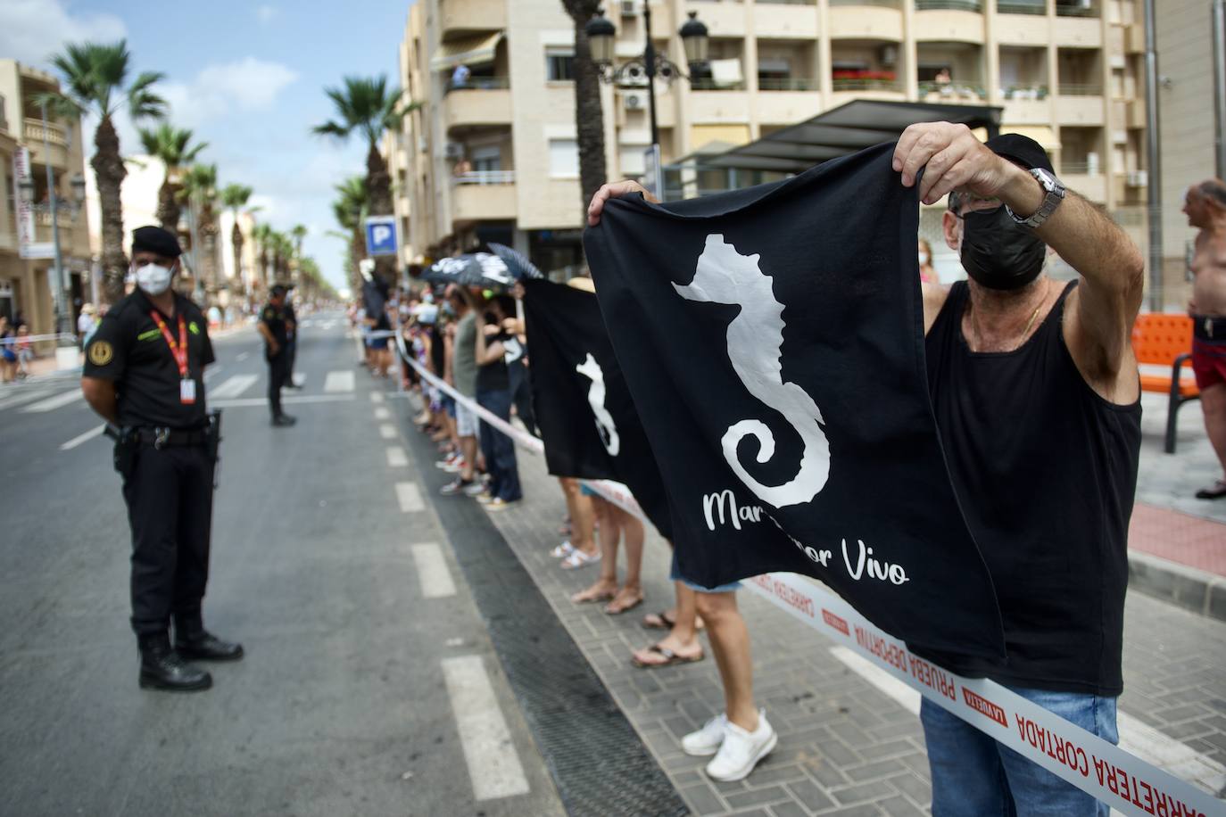 Fotos: Colectivos vecinales y ecologistas protestan en defensa del Mar Menor al paso de La Vuelta