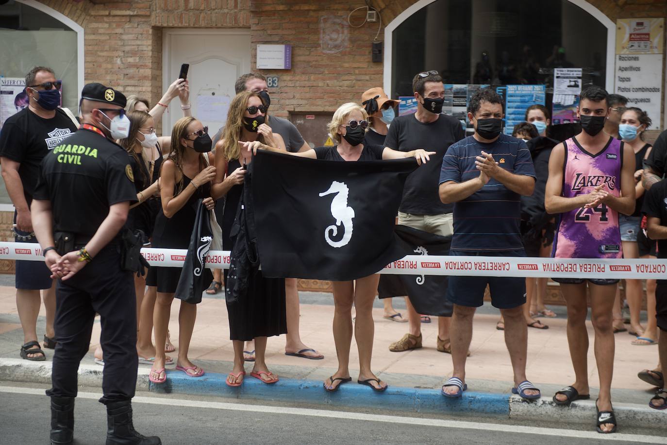Fotos: Colectivos vecinales y ecologistas protestan en defensa del Mar Menor al paso de La Vuelta