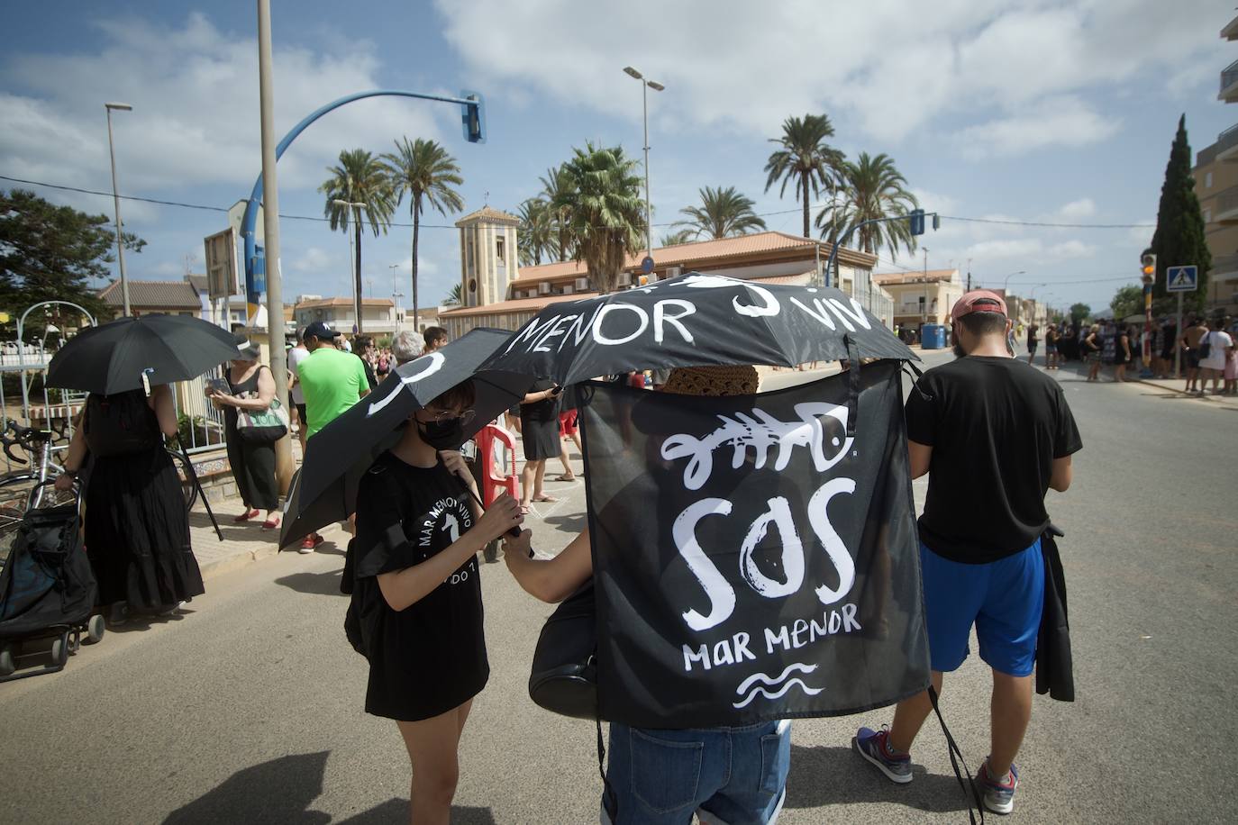 Fotos: Colectivos vecinales y ecologistas protestan en defensa del Mar Menor al paso de La Vuelta