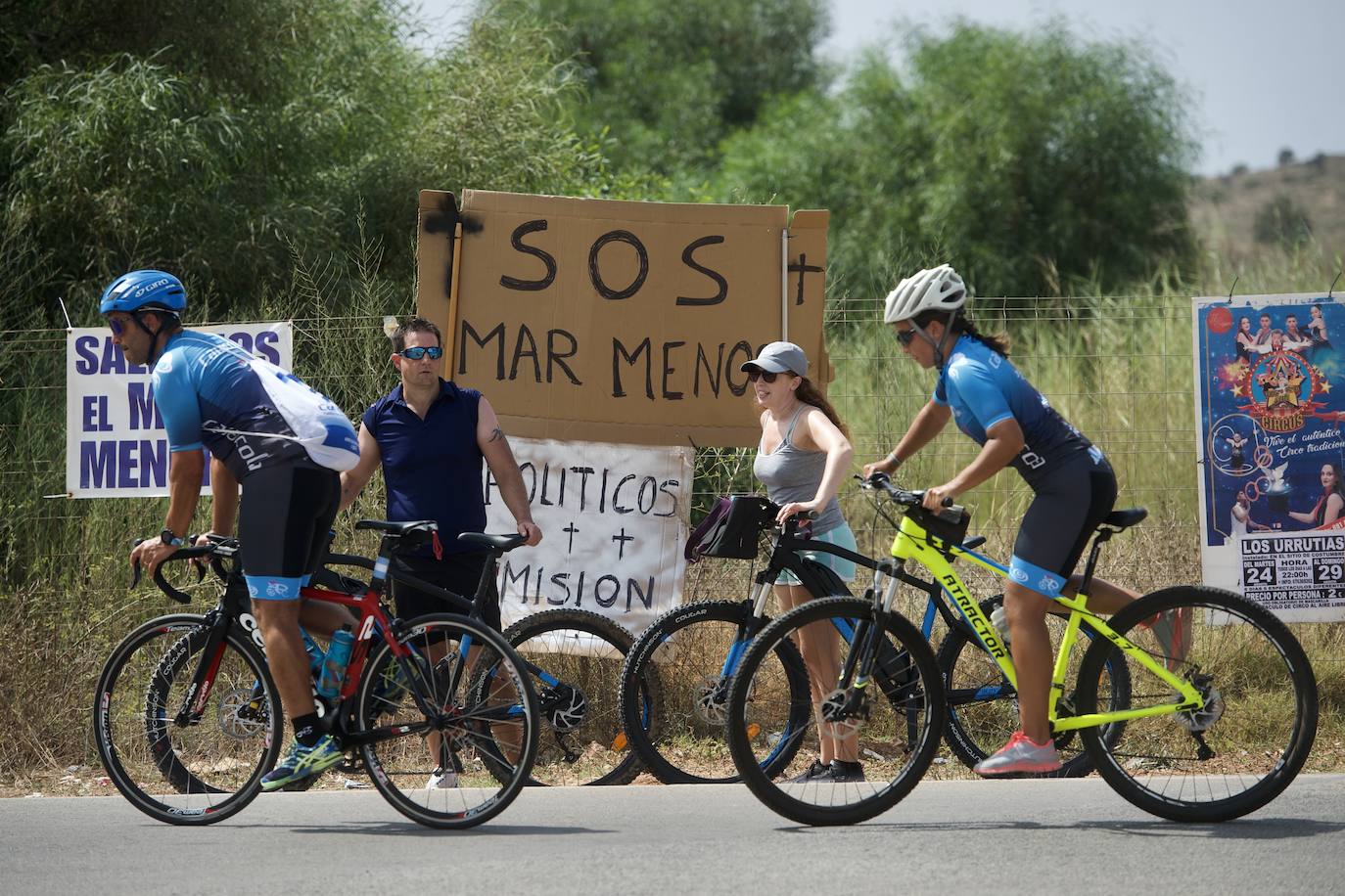 Fotos: Colectivos vecinales y ecologistas protestan en defensa del Mar Menor al paso de La Vuelta
