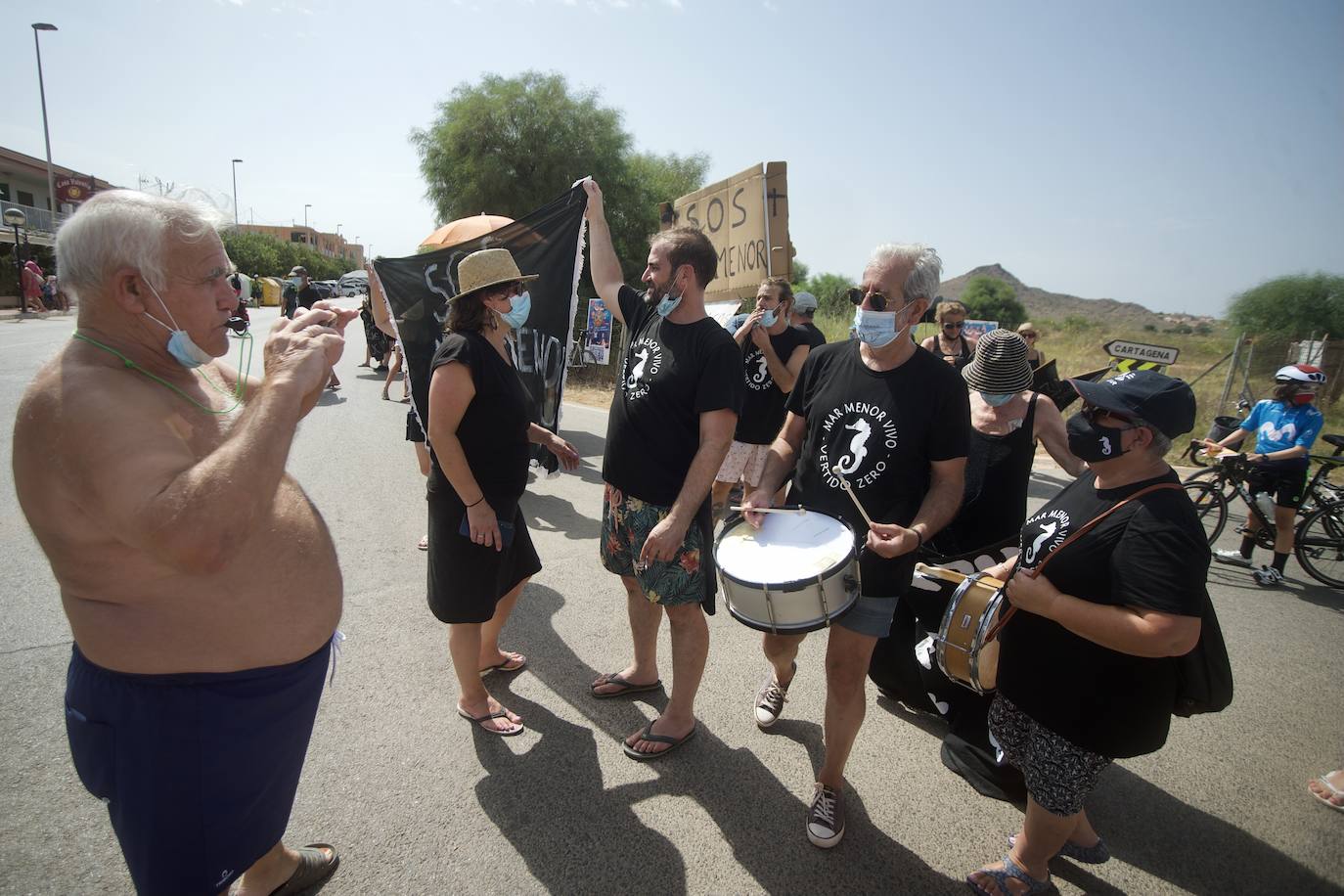 Fotos: Colectivos vecinales y ecologistas protestan en defensa del Mar Menor al paso de La Vuelta