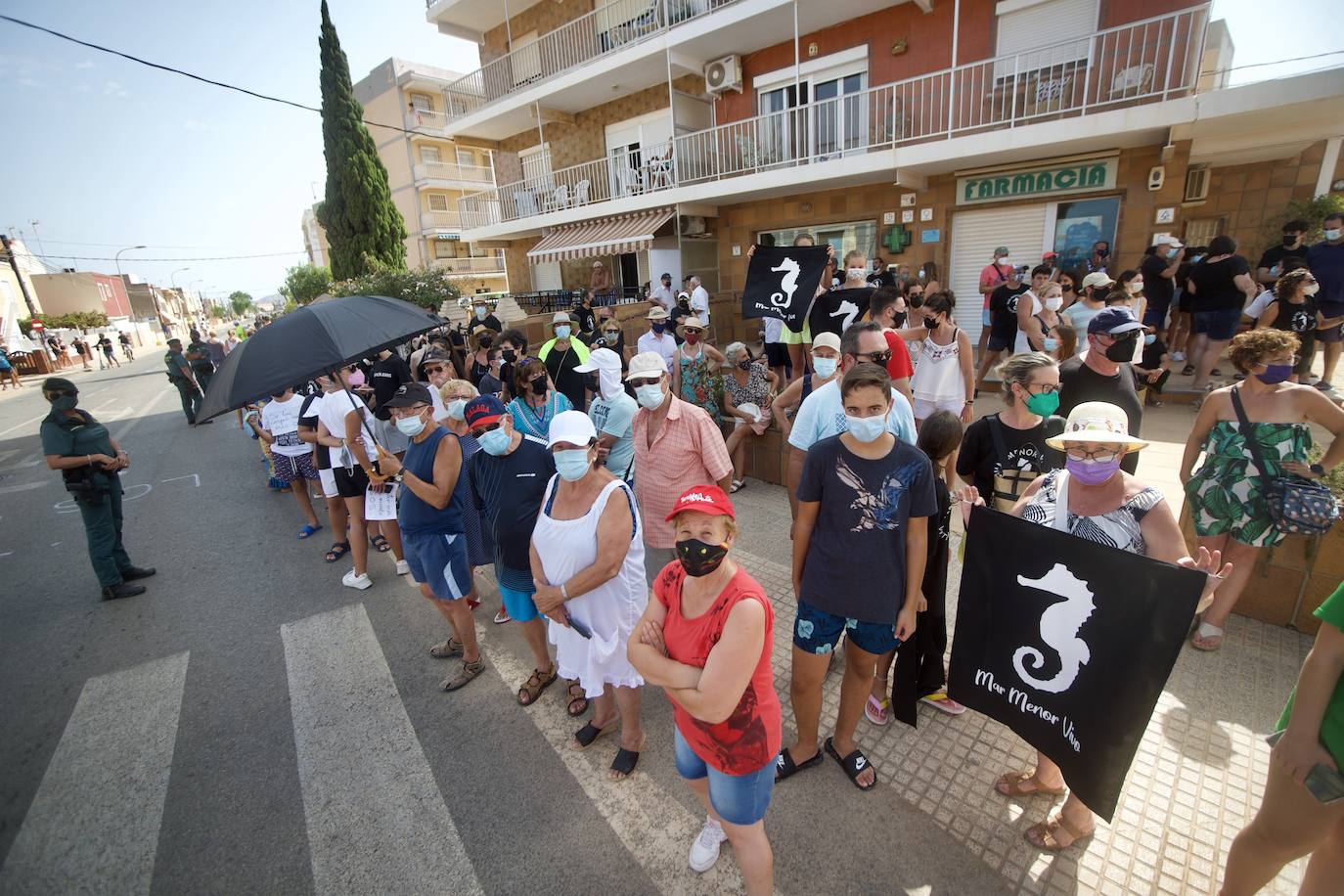 Fotos: Colectivos vecinales y ecologistas protestan en defensa del Mar Menor al paso de La Vuelta