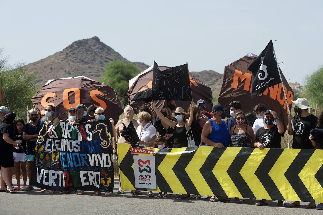 Fotos: Colectivos vecinales y ecologistas protestan en defensa del Mar Menor al paso de La Vuelta