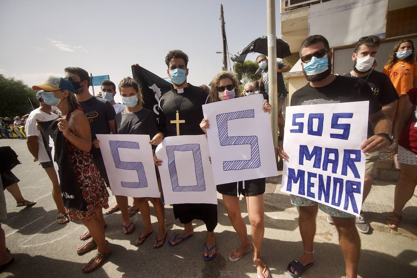 Fotos: Colectivos vecinales y ecologistas protestan en defensa del Mar Menor al paso de La Vuelta