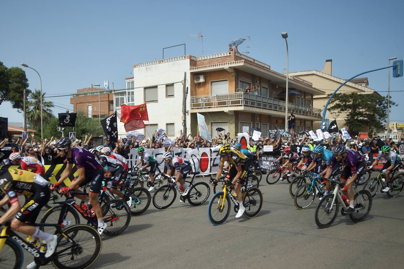 Fotos: Colectivos vecinales y ecologistas protestan en defensa del Mar Menor al paso de La Vuelta