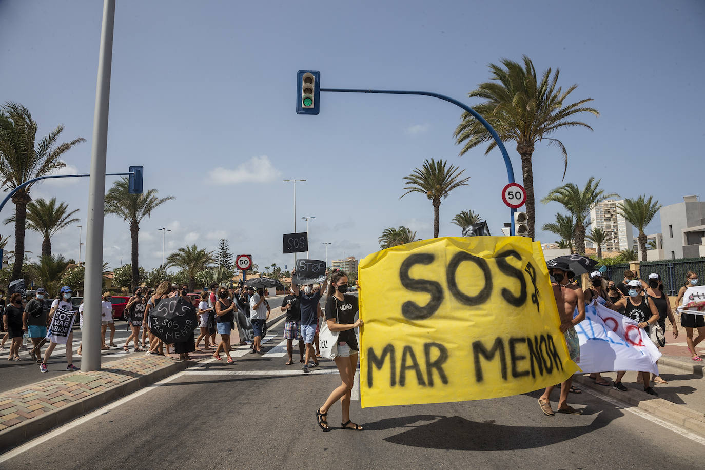 Fotos: Colectivos vecinales y ecologistas protestan en defensa del Mar Menor al paso de La Vuelta