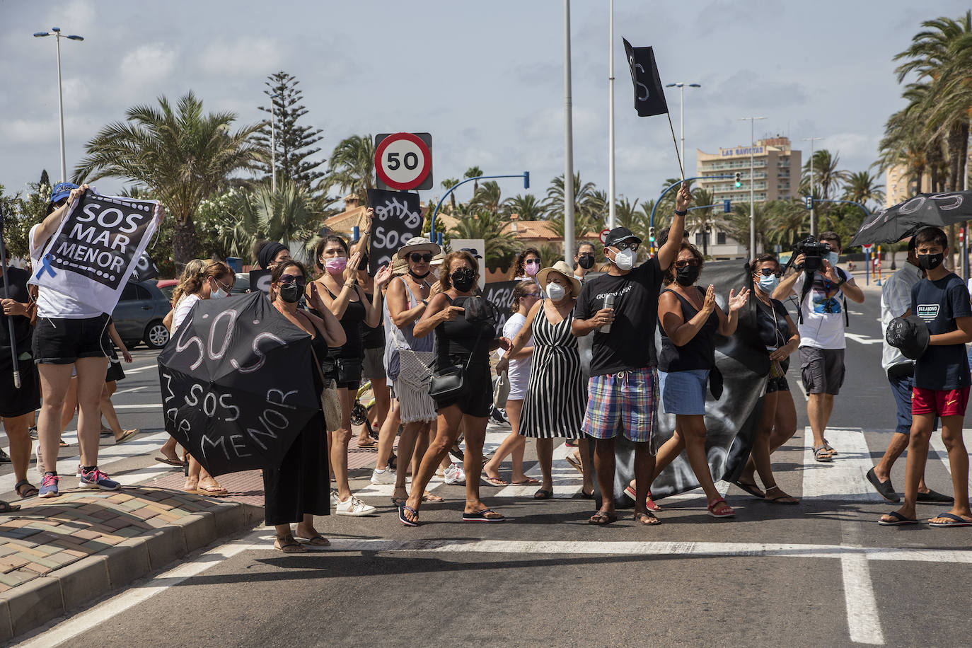 Fotos: Colectivos vecinales y ecologistas protestan en defensa del Mar Menor al paso de La Vuelta