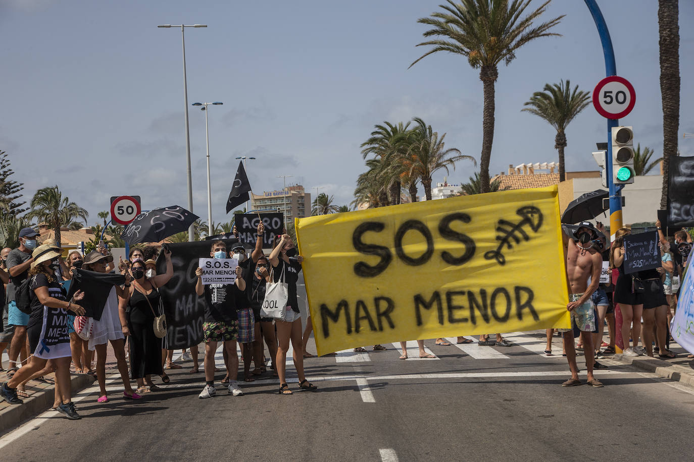 Fotos: Colectivos vecinales y ecologistas protestan en defensa del Mar Menor al paso de La Vuelta