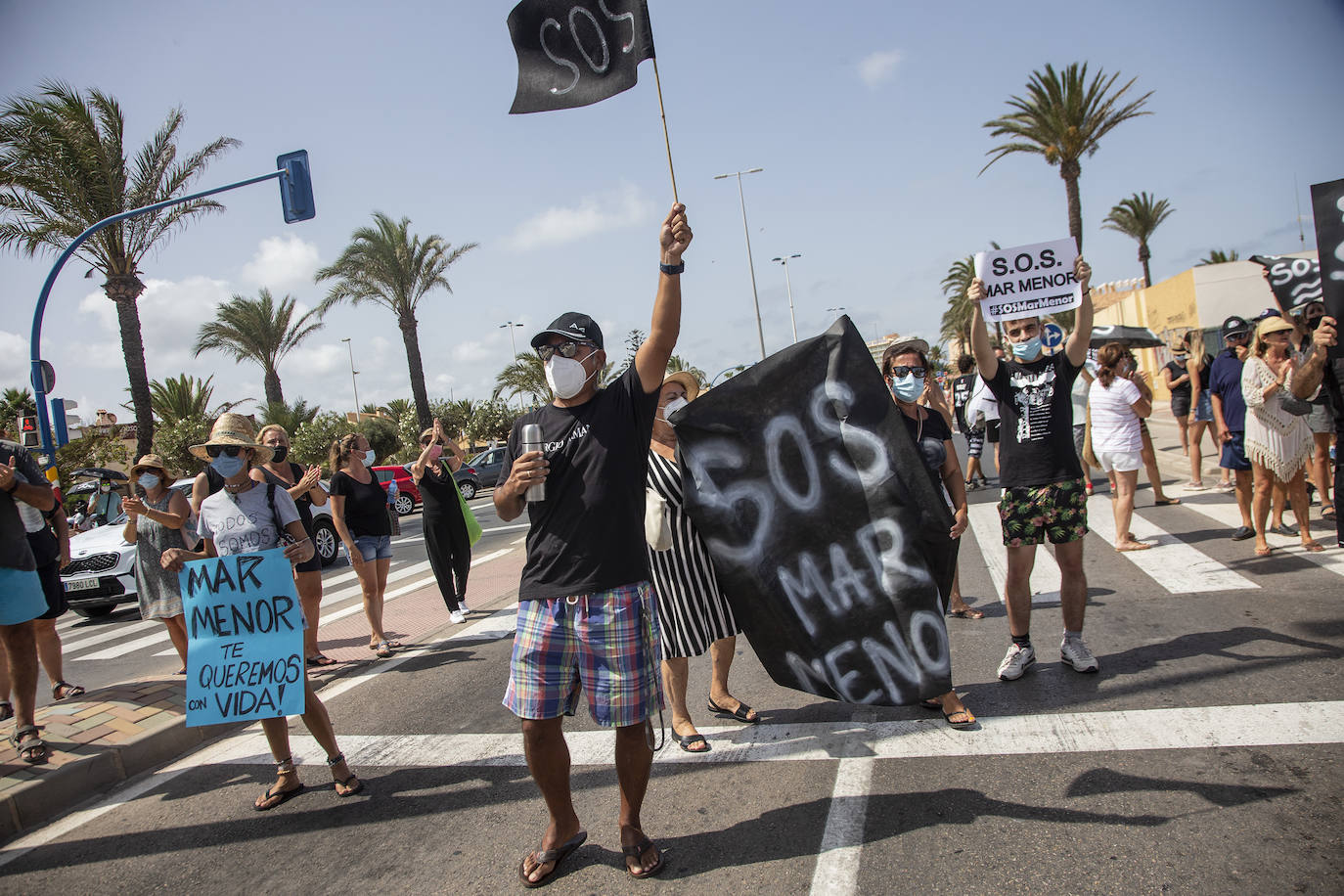 Fotos: Colectivos vecinales y ecologistas protestan en defensa del Mar Menor al paso de La Vuelta