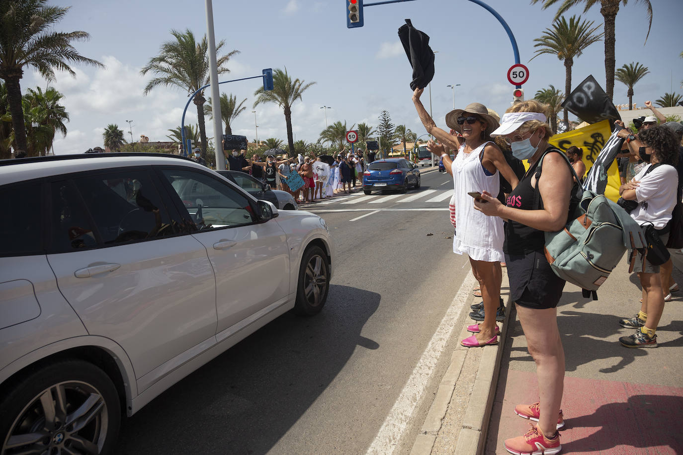 Fotos: Colectivos vecinales y ecologistas protestan en defensa del Mar Menor al paso de La Vuelta