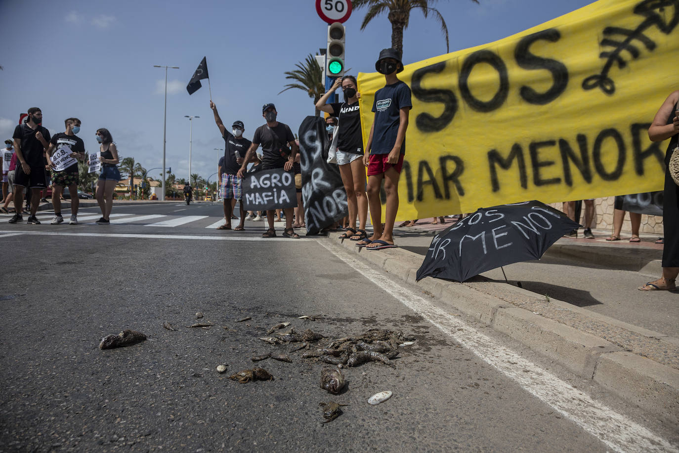 Fotos: Colectivos vecinales y ecologistas protestan en defensa del Mar Menor al paso de La Vuelta
