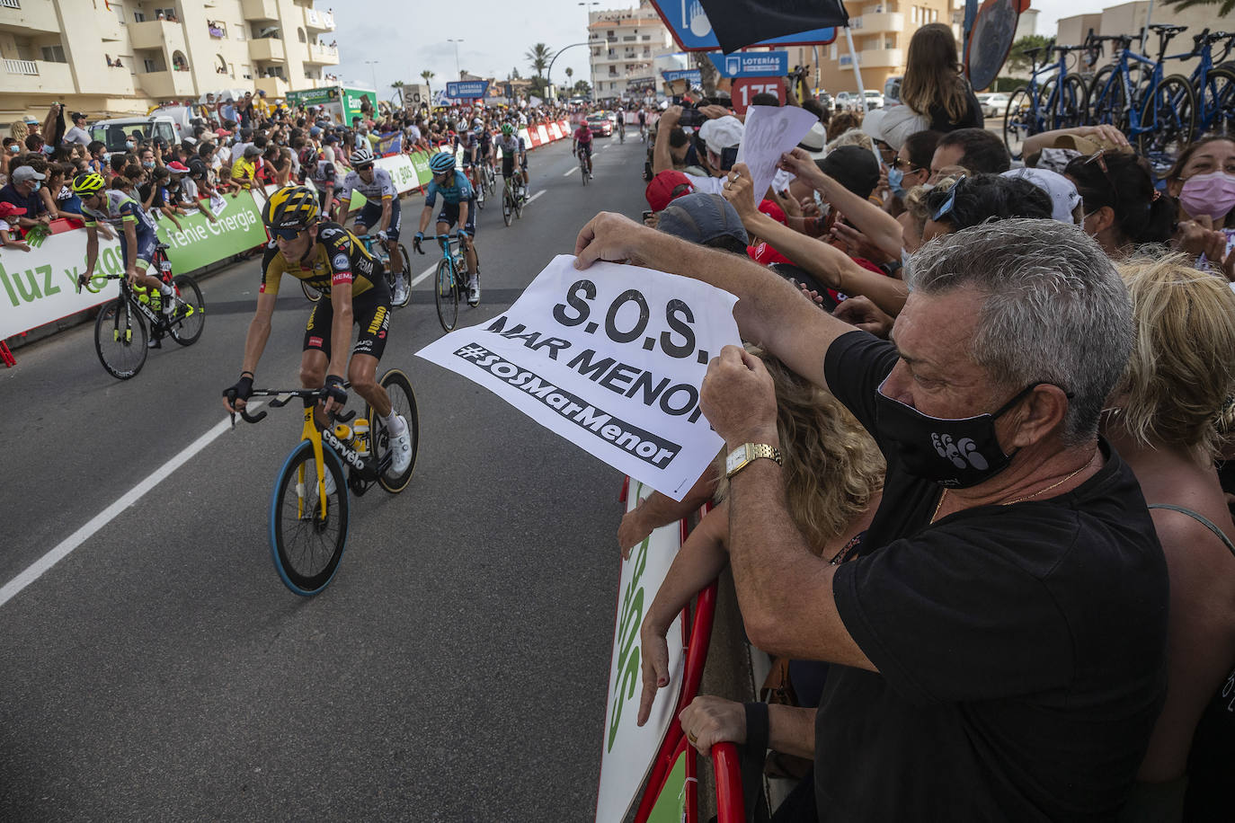 Fotos: Colectivos vecinales y ecologistas protestan en defensa del Mar Menor al paso de La Vuelta
