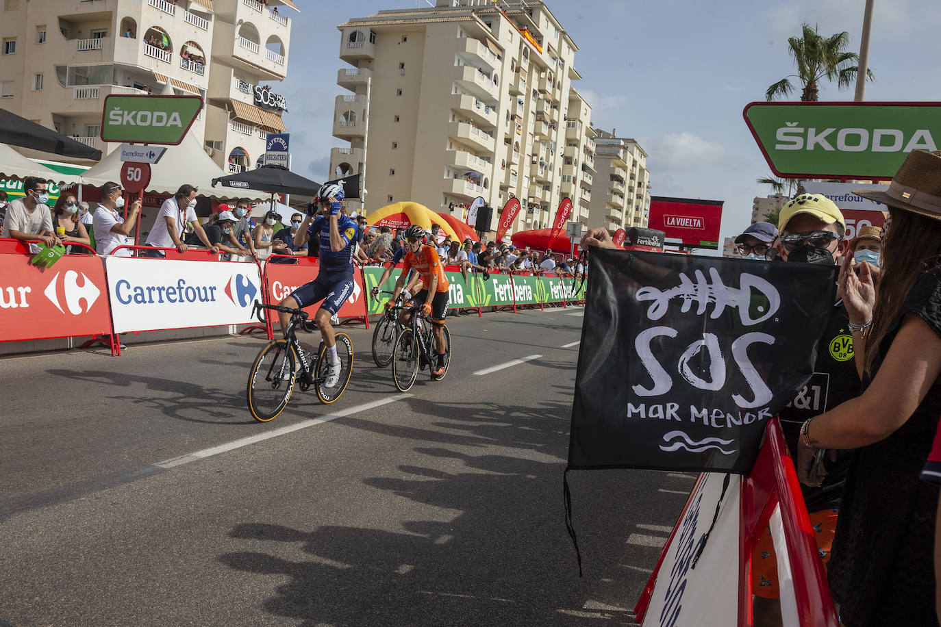 Fotos: Colectivos vecinales y ecologistas protestan en defensa del Mar Menor al paso de La Vuelta