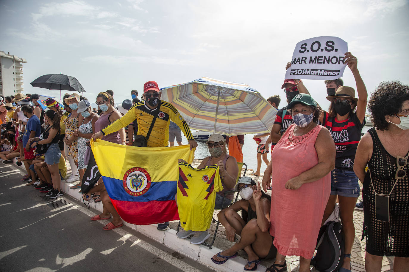 Fotos: Colectivos vecinales y ecologistas protestan en defensa del Mar Menor al paso de La Vuelta