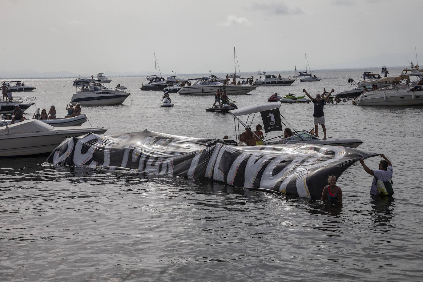 Fotos: Colectivos vecinales y ecologistas protestan en defensa del Mar Menor al paso de La Vuelta