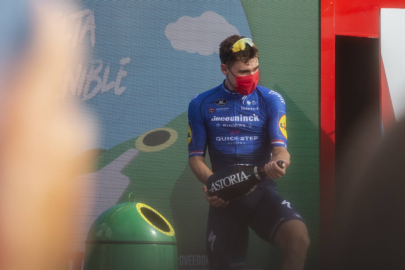 Fotos: Colectivos vecinales y ecologistas protestan en defensa del Mar Menor al paso de La Vuelta
