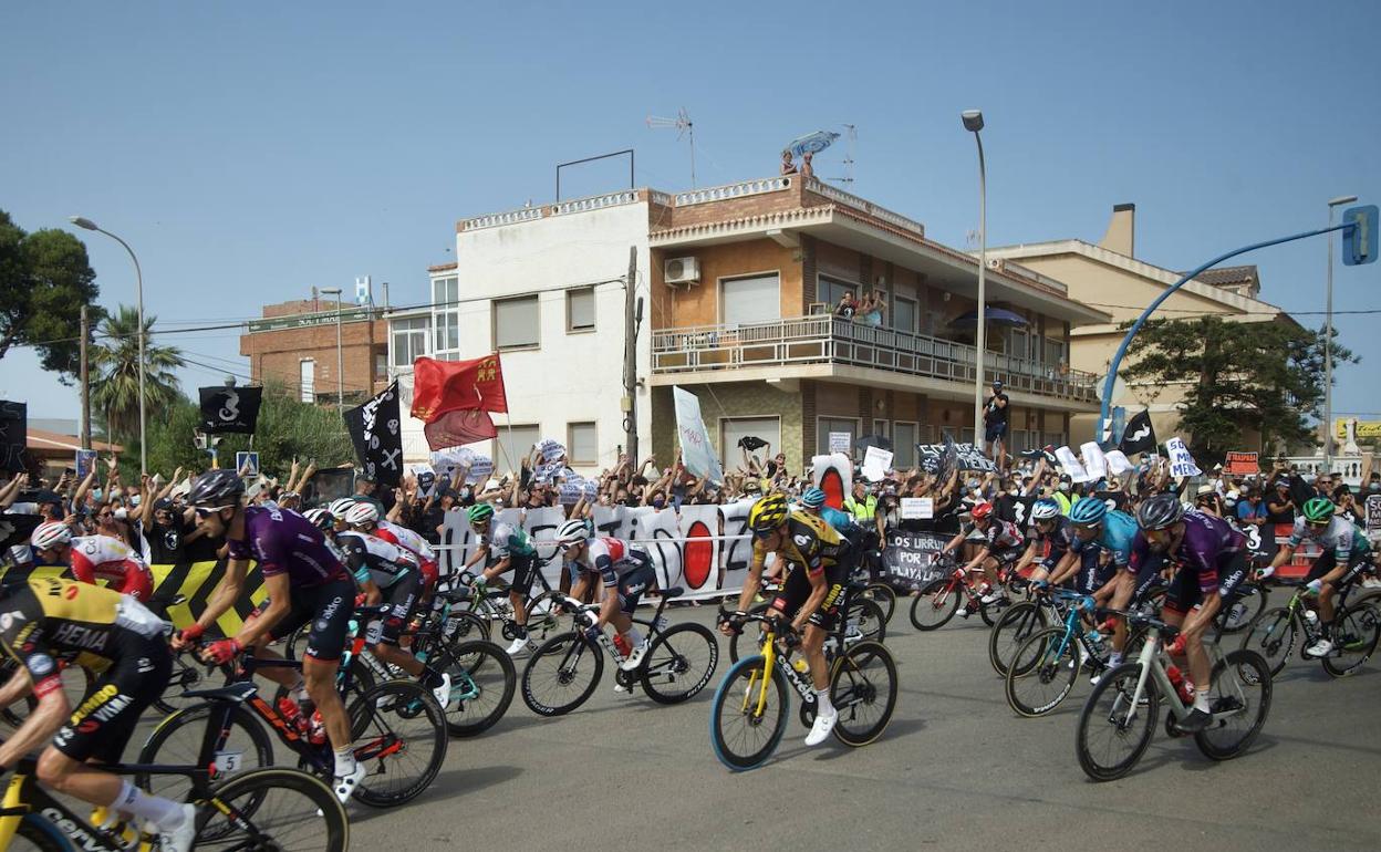 Protesta vecinal en Los Urrutias, este sábado, al paso de La Vuelta.