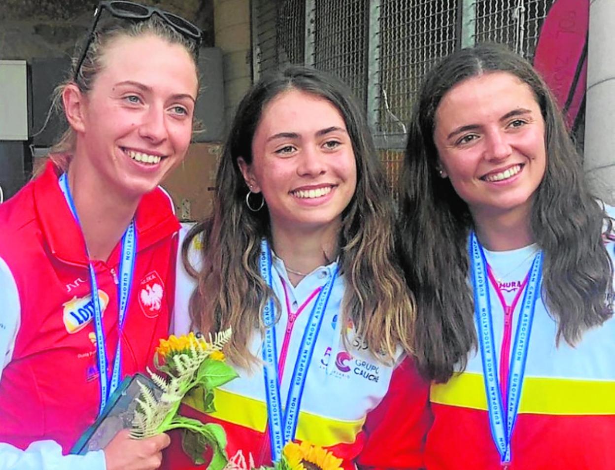Clara González, en el centro, celebra la medalla con sus dos compañeras; Lameiro, a la izquierda, y Olazabal. 