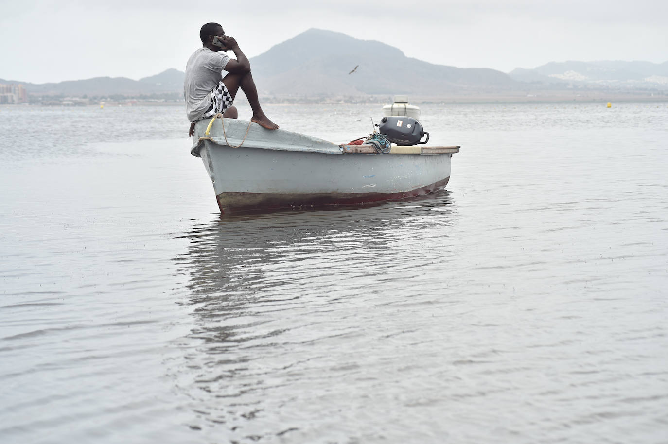 Fotos: Nuevo cierre de playas al cumplirse una semana con peces muertos en el Mar Menor