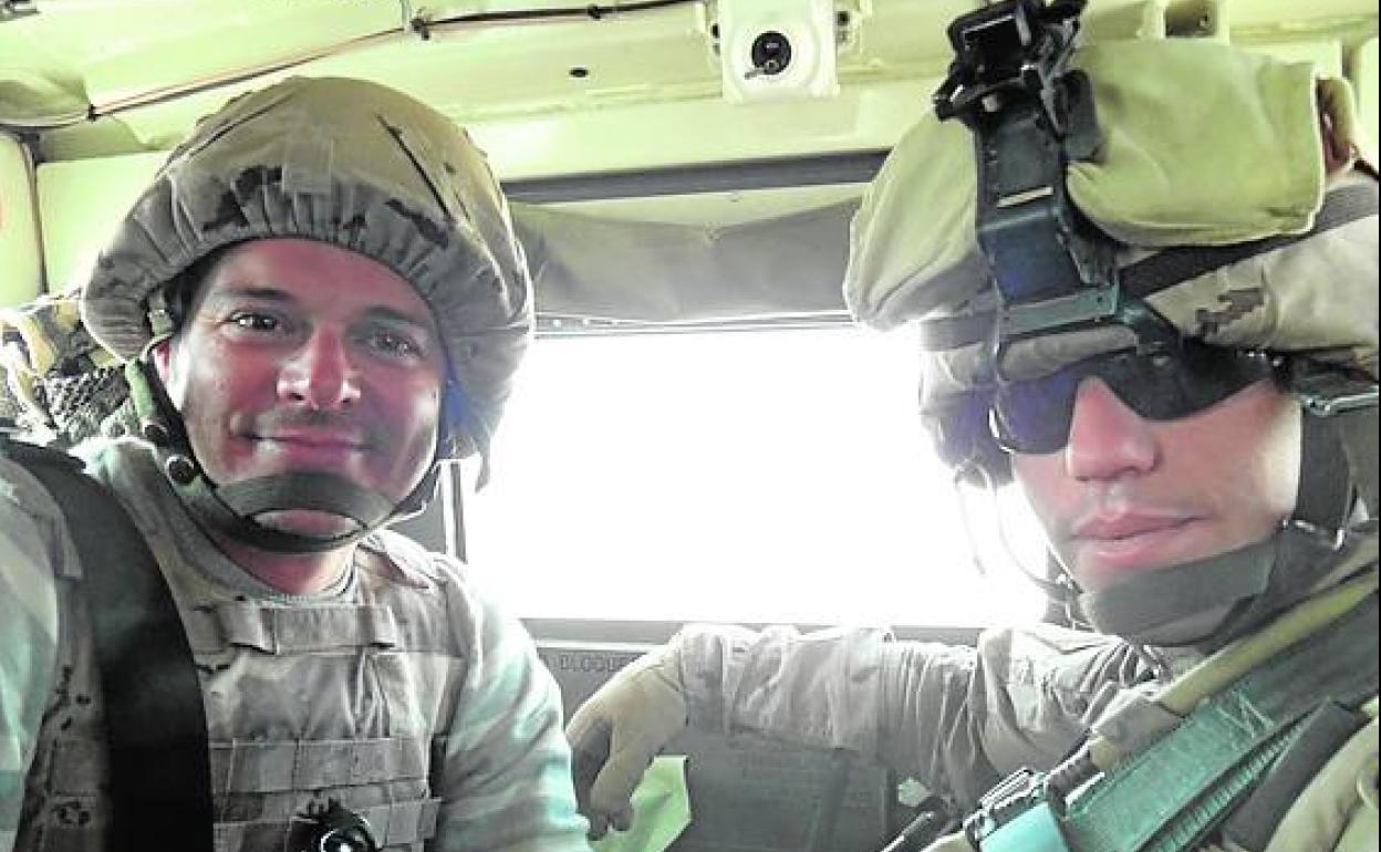 Hermida (i) y un soldado del contingente español ASPFOR XXXI entre Qala-I-Naw y Ludina en 2012