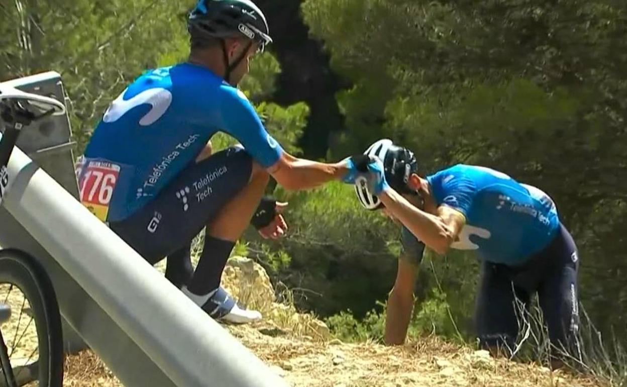 El ciezano José Joaquín Rojas ayuda a Valverde a volver a la carretera tras la caída que le obligó a abandonar la Vuelta.