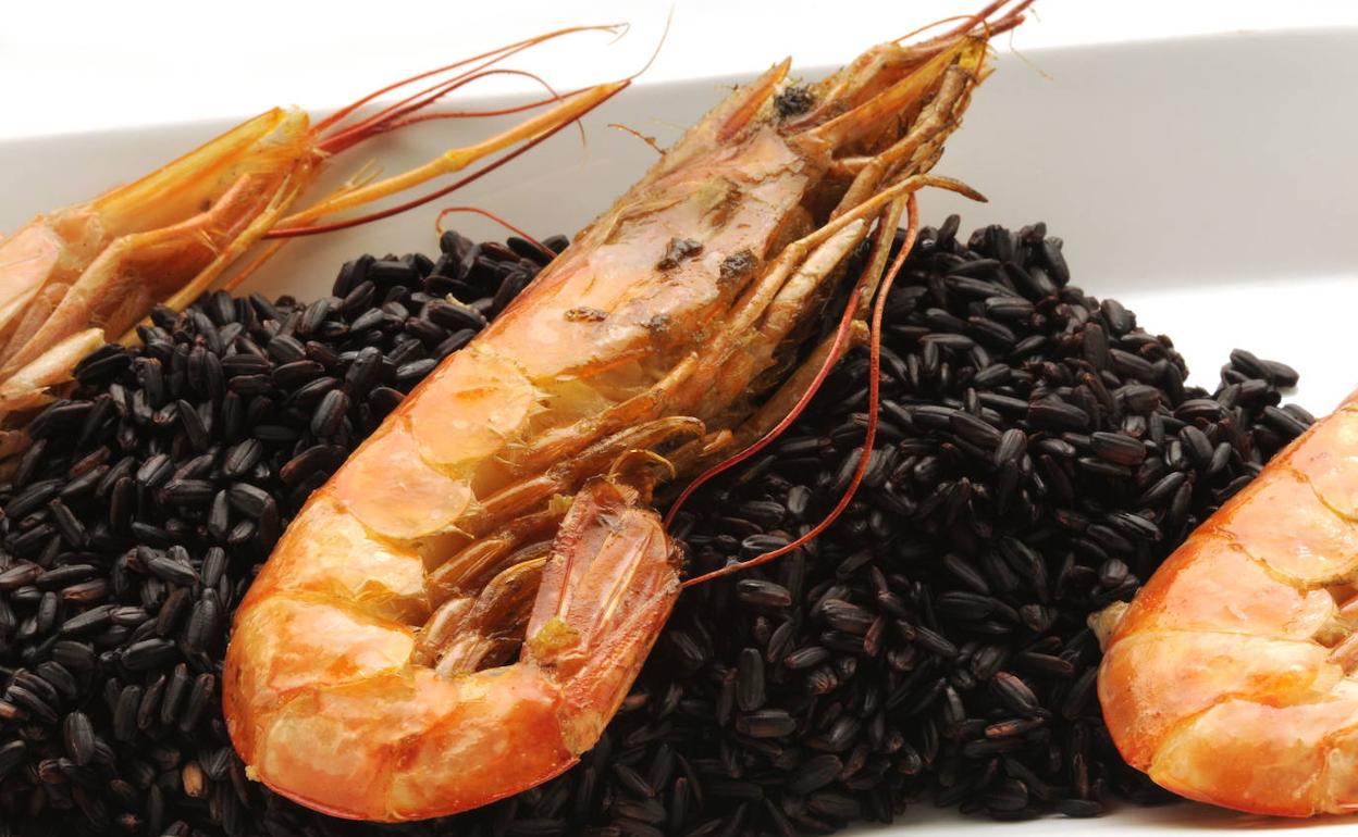 Arroz negro con gambones. 