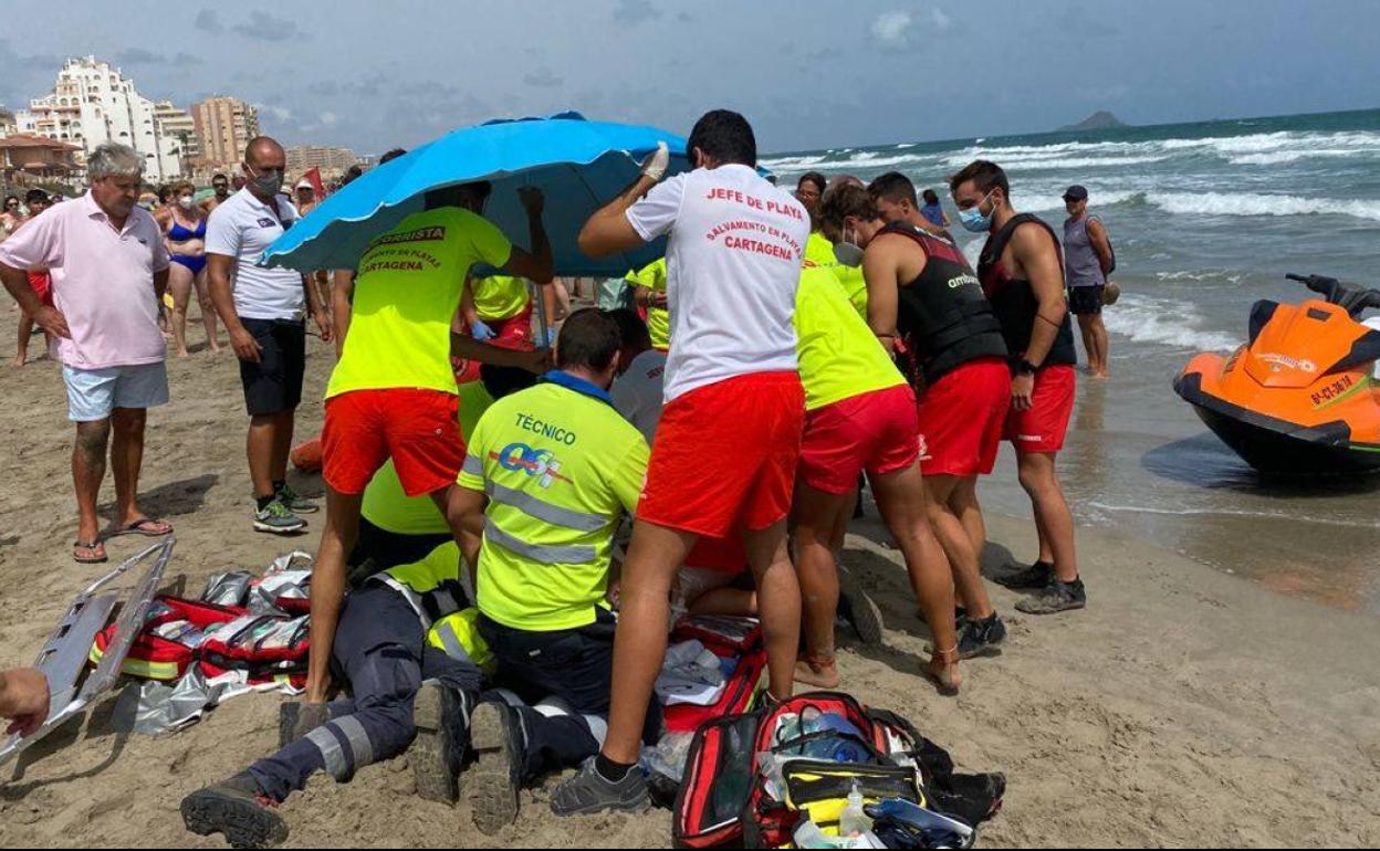 Los socorristas reaniman a un bañista en parada respiratoria.